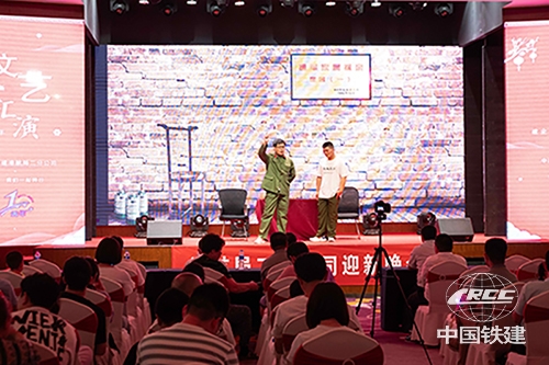圖為范松陽演繹個人自編自導的作品《永遠的鐵道兵》.jpg