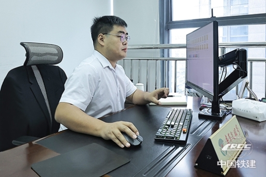 圖為范松陽整理黨建智慧服務平臺.jpg